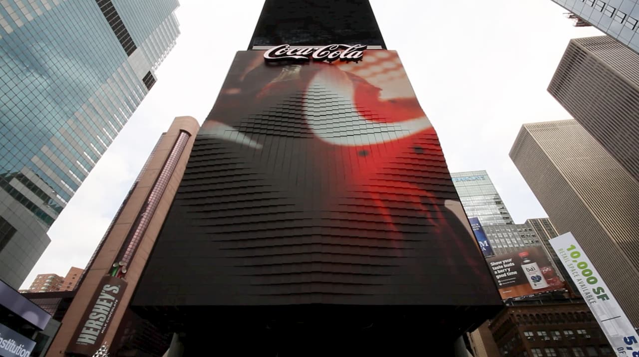 Coca Cola's 3D Robotic Billboard - Times Square, New York